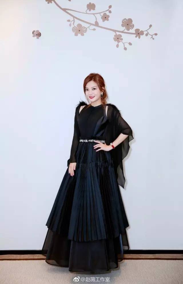 周冬雨金马奖表现,周冬雨颁奖反应