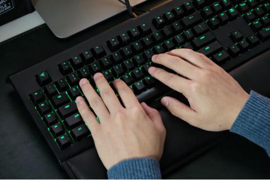 雷蛇黑寡妇2019幻彩版用的什么轴,雷蛇绿轴黄轴怎么选择