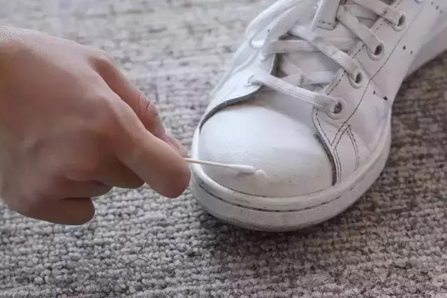 小白鞋清洁去污净怎样使用,小白鞋变黄了变脏了怎么刷白妙招