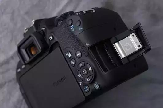 佳能800d与77d哪个更好有什么区别,佳能77d和佳能800d哪个值得入手