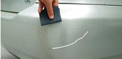 爱车被自己刮花难受怎么调整,新手开车石头刮花底盘要紧吗