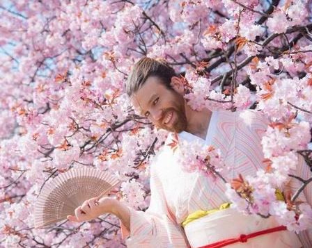 为买它,吹牛带老婆去日本看樱花,还把老婆高兴坏了!