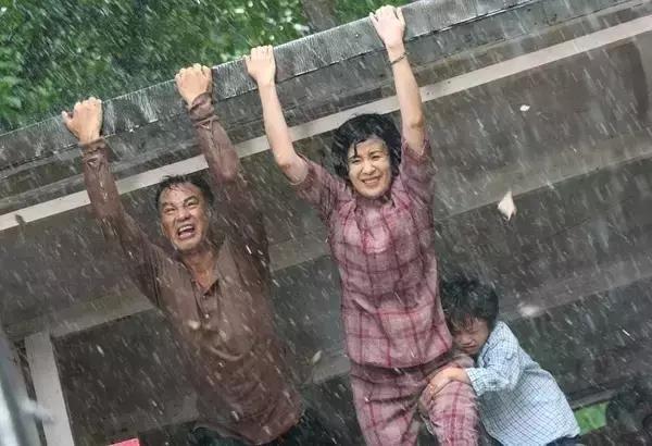 周润发同学，演了一辈子黑老大，向华强不敢惹他，爱妻爱家好男人