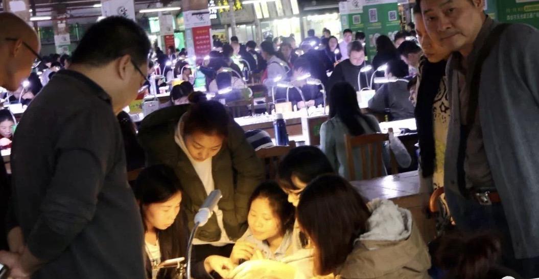 直播卖翡翠成品怎么这么便宜,直播销售翡翠玉石到底效果如何