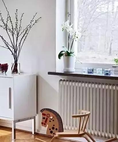 家里暖气片裸露在外面真心太丑,怎么解决它又看起来很美观?