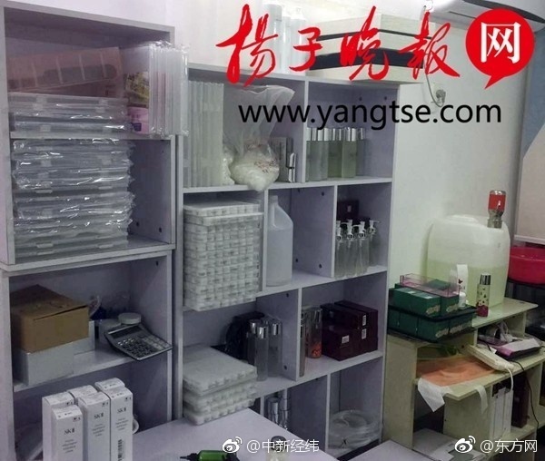 男子骑电瓶车失控撞上路边小哥,男子骑电动车撞上路边停放车受伤