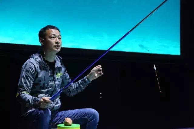 王超钓鲫鱼避小杂鱼技巧,化氏垂钓学院王超教官