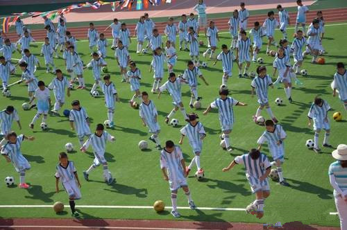 让每个爱足球的孩子开心快乐成长,让孩子接受艺术熏陶