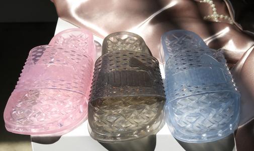 穿夹脚拖有什么危害,穿夹脚拖的好处和坏处