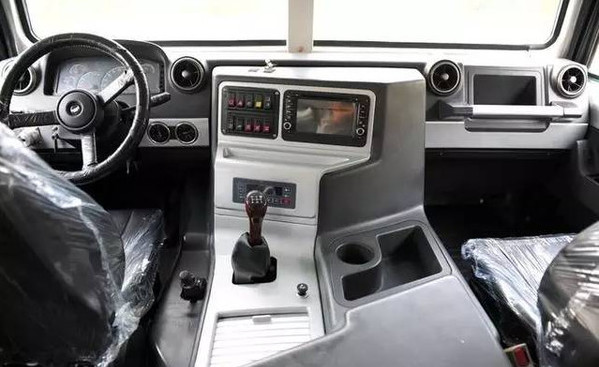 车标有点像保时捷的越野车,有点像倒三角形车标的越野车