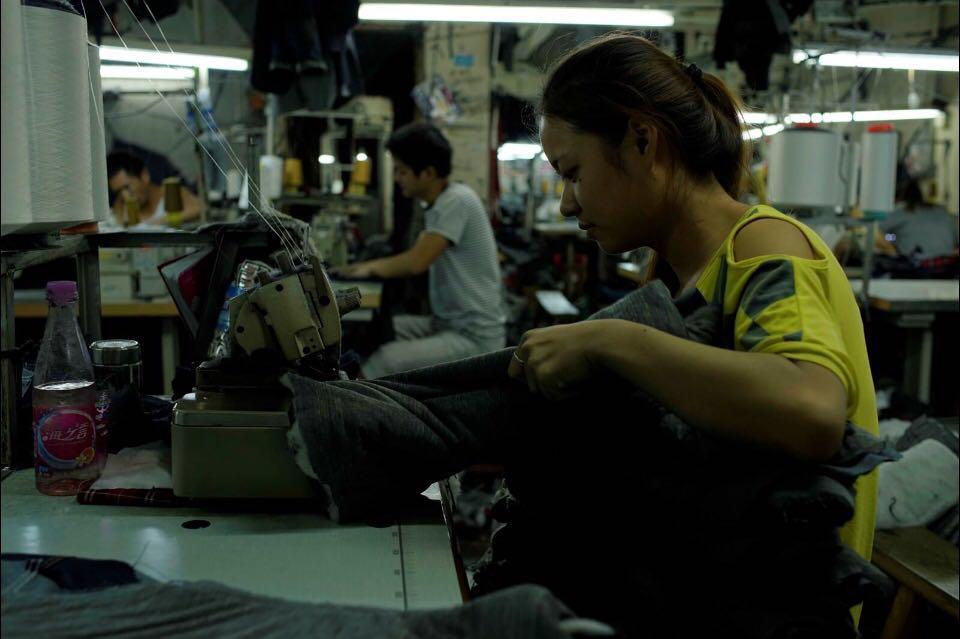 浙江台州洪南中路童装厂,童装车间上班的工人