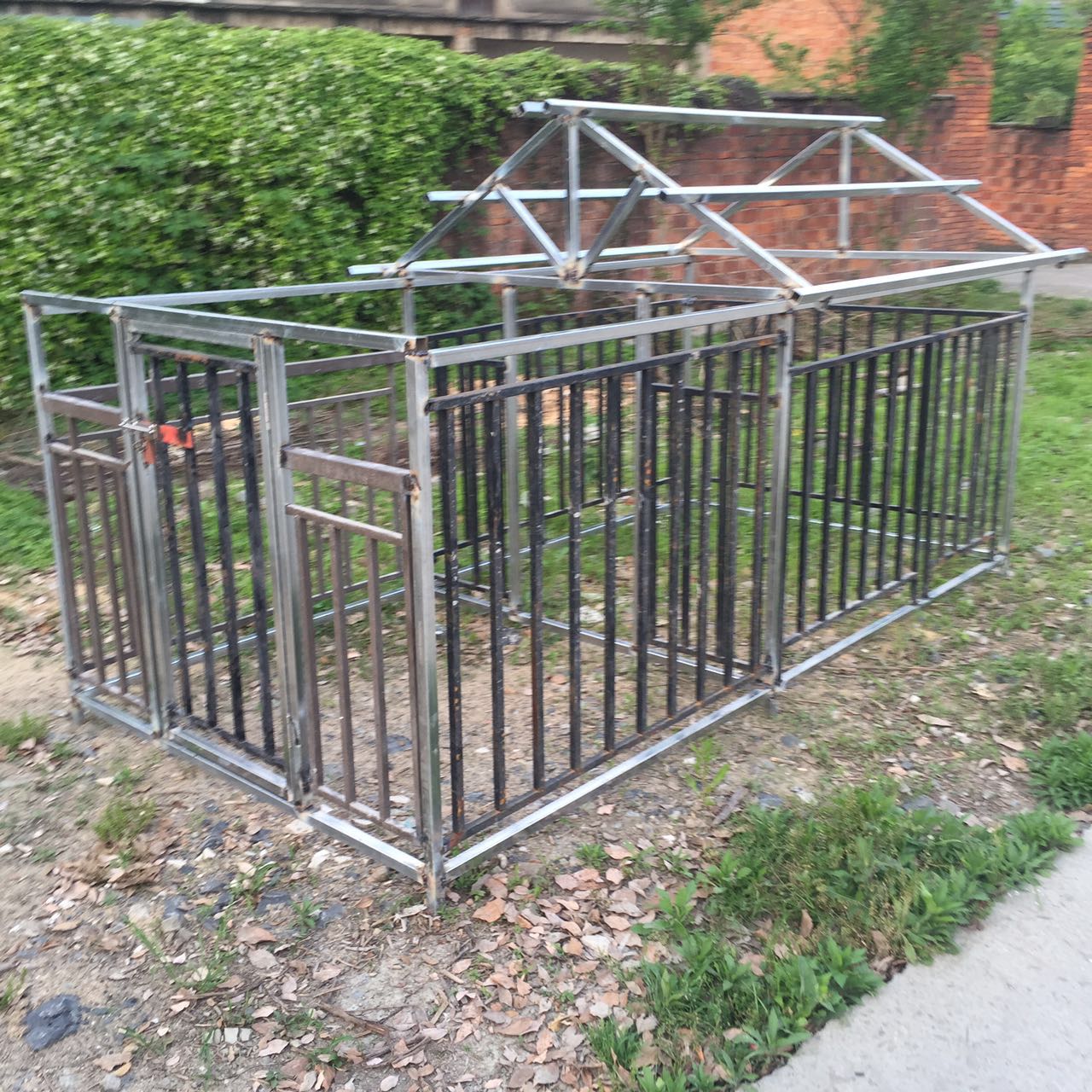 怎么给狗狗做个简易的狗窝,如何自制狗狗户外防雨大型狗窝