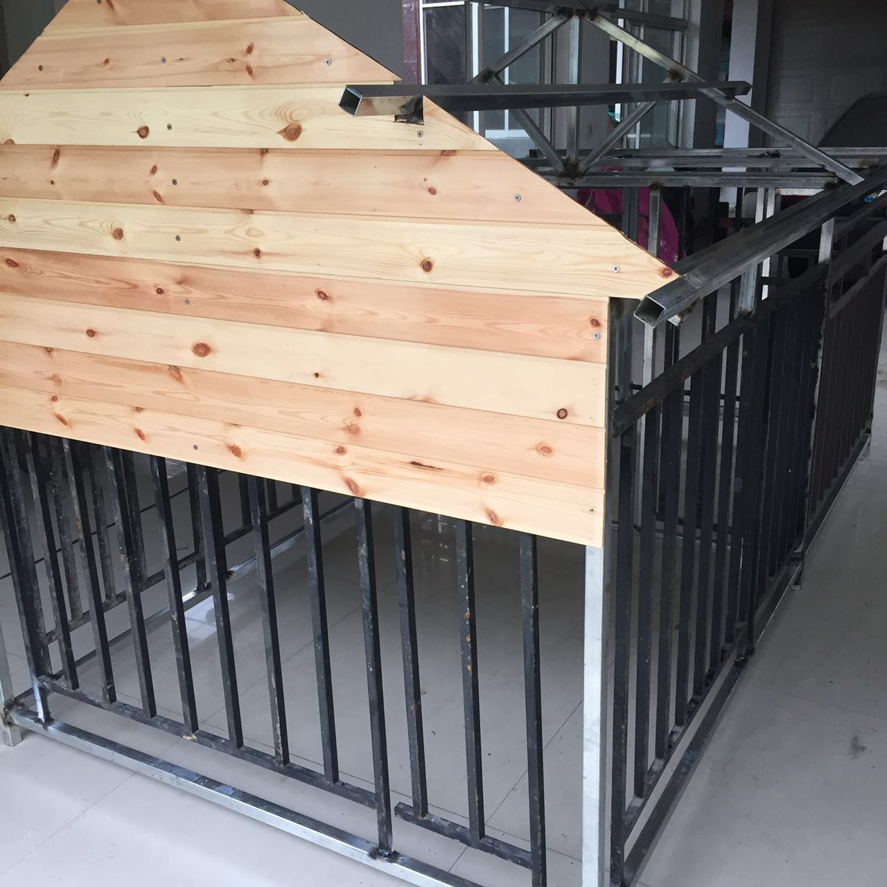 怎么给狗狗做个简易的狗窝,如何自制狗狗户外防雨大型狗窝