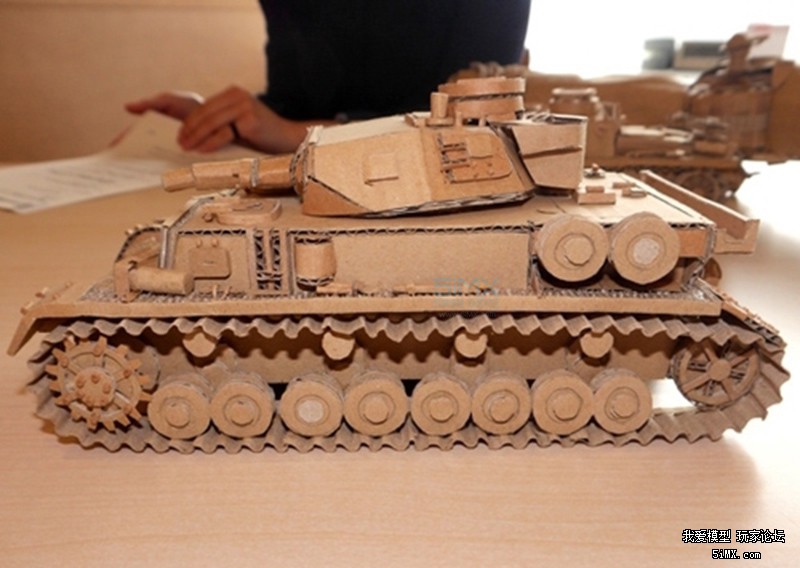 一个日本的萌妹子为了玩模型竟然在废纸堆做这种事情