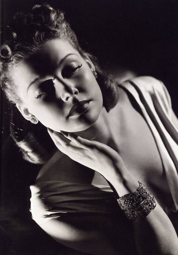 矮胖女孩丑照被人寄给选美赛，她竟因此赢得大奖踏上璀璨星途