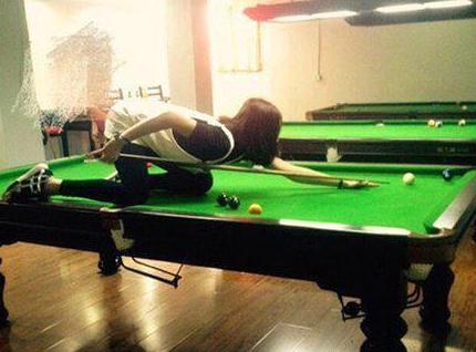 初中喜欢同班的女生,初中生喜欢一个同班的女生表现