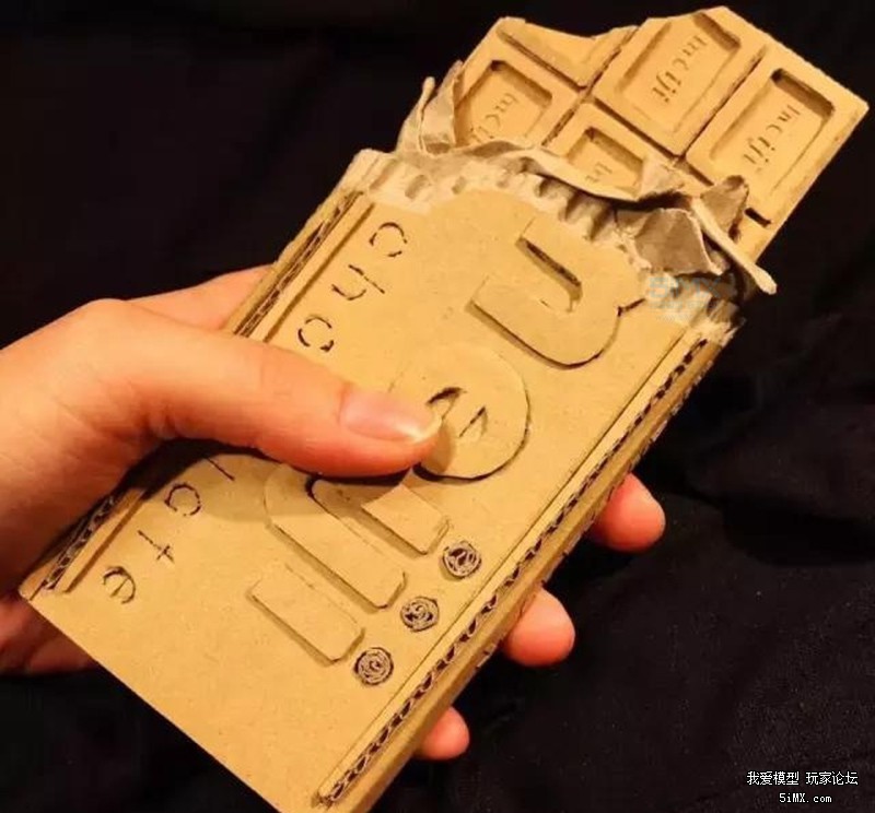 一个日本的萌妹子为了玩模型竟然在废纸堆做这种事情