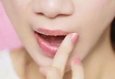 别让嘴唇纹暴露了你的年龄,淡化唇纹超级有效的方法