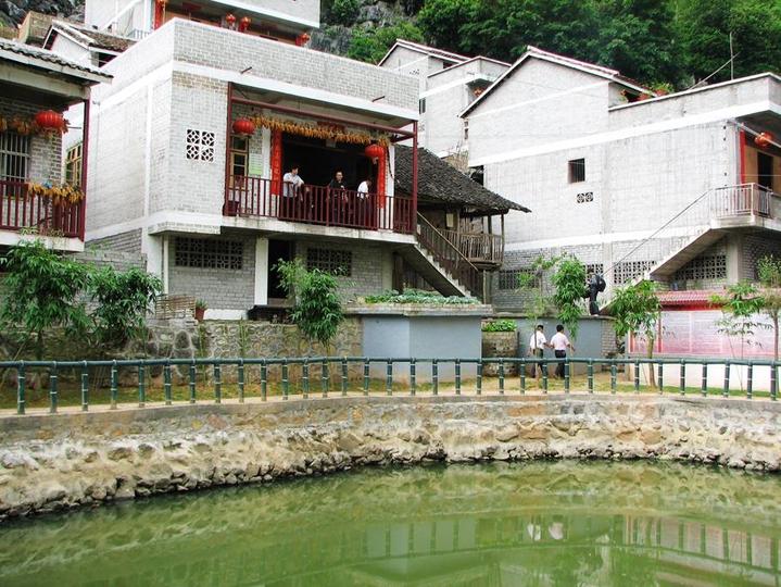 田东大石山区有个别墅村，蔬菜种在屋顶上