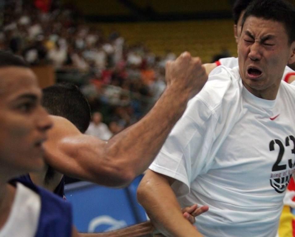 中国男篮朱芳雨打架,中国男篮最铁血的一战视频朱芳雨