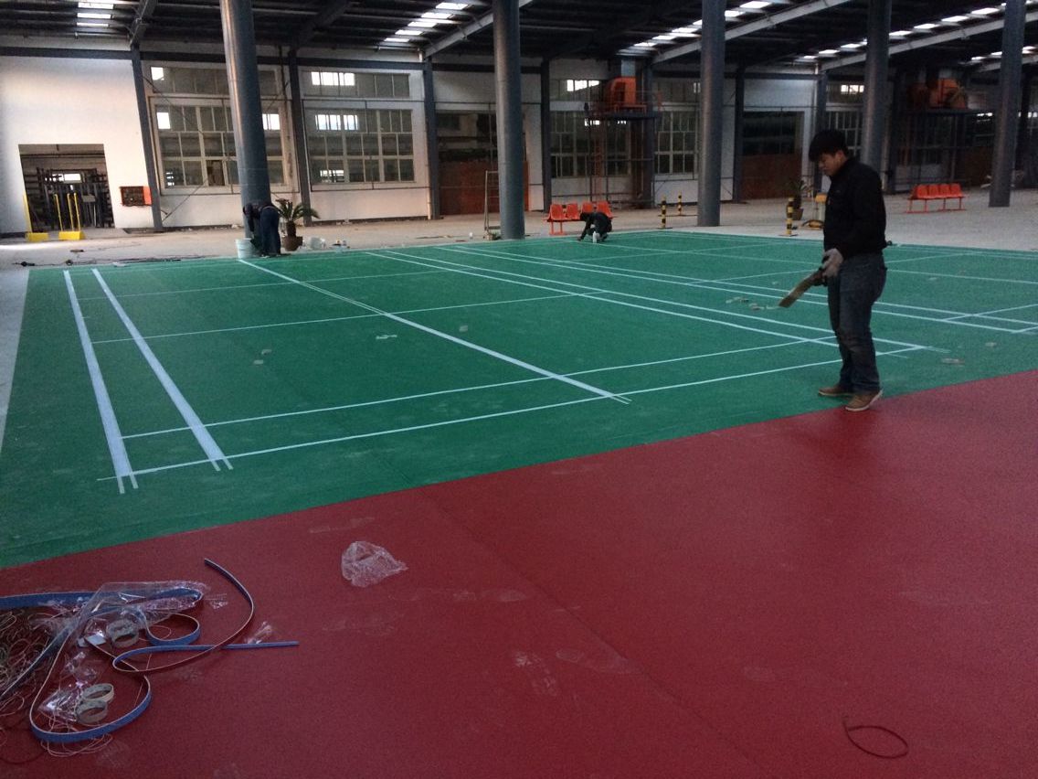 羽毛球塑胶地板施工视频,羽毛球场馆塑胶地板一平米多少钱