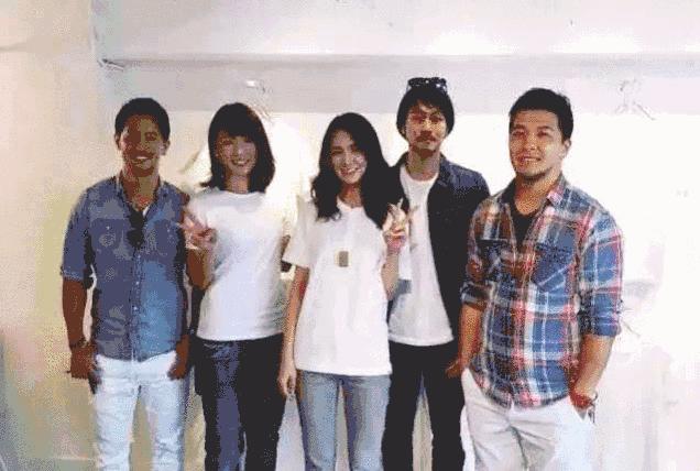 这家店只卖白T恤，一周开半天，门口总排起长队