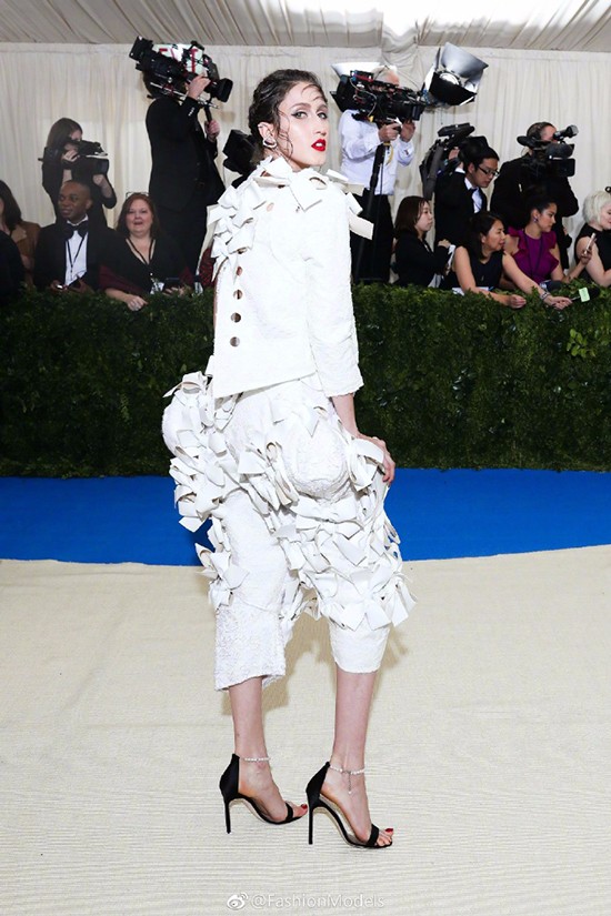 大幂幂大表姐美得稳妥可我更喜欢“玩很大”的日日和水果姐！