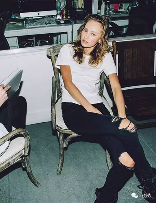 这家店只卖白T恤，一周开半天，门口总排起长队