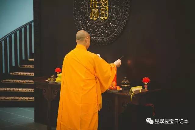 翡翠佳名世共稀,佛堂高下巧相宜