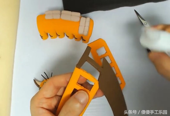 创意diy粘土制作,还记得宫崎骏动画里的(龙猫)猫巴士吗