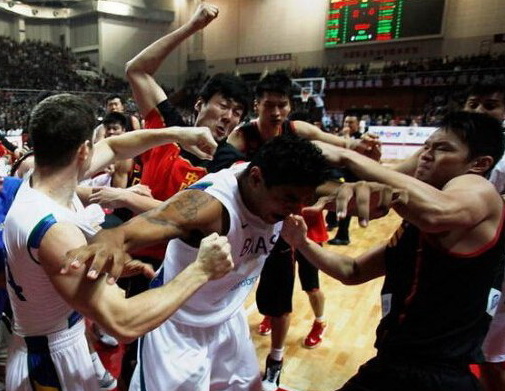 中国球员和日本队球员打架,盘点中国队打架场面