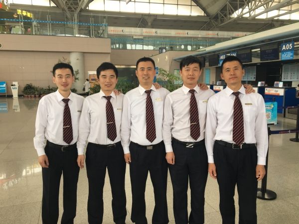 山航烟台地服,山航地勤制服红色