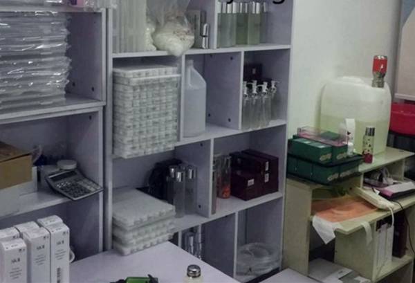 特大网络化妆品造假案！卖几千元的高档货马桶边罐装，成本几十块！