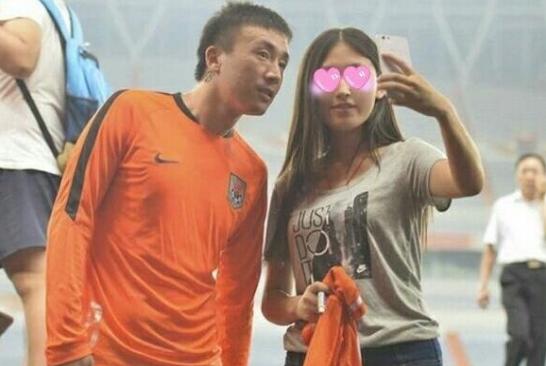 女球迷专访|因爸爸做鲁蜜美女大学生的一路忠橙