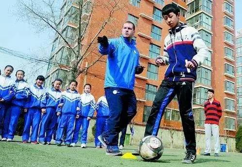 西班牙教练教中国球员,中国青少年足球俱乐部西班牙教练