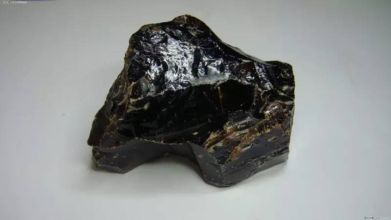 鉴别蜜蜡原石真假的最简单方法,蜜蜡原石和打磨过蜜蜡的区别