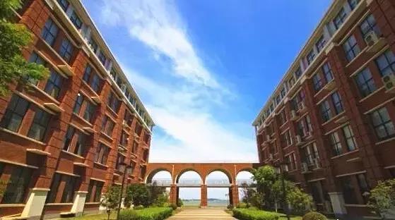 这所颜值逆天的学校，不仅是剧组常驻地，连教授都是国内一线明星