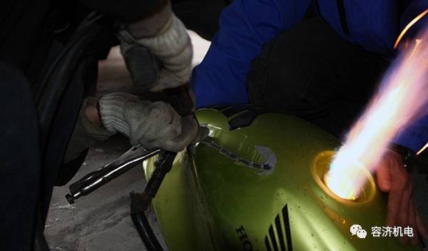 摩托车油箱凹陷怎么恢复视频,摩托油箱撞凹了怎么修复