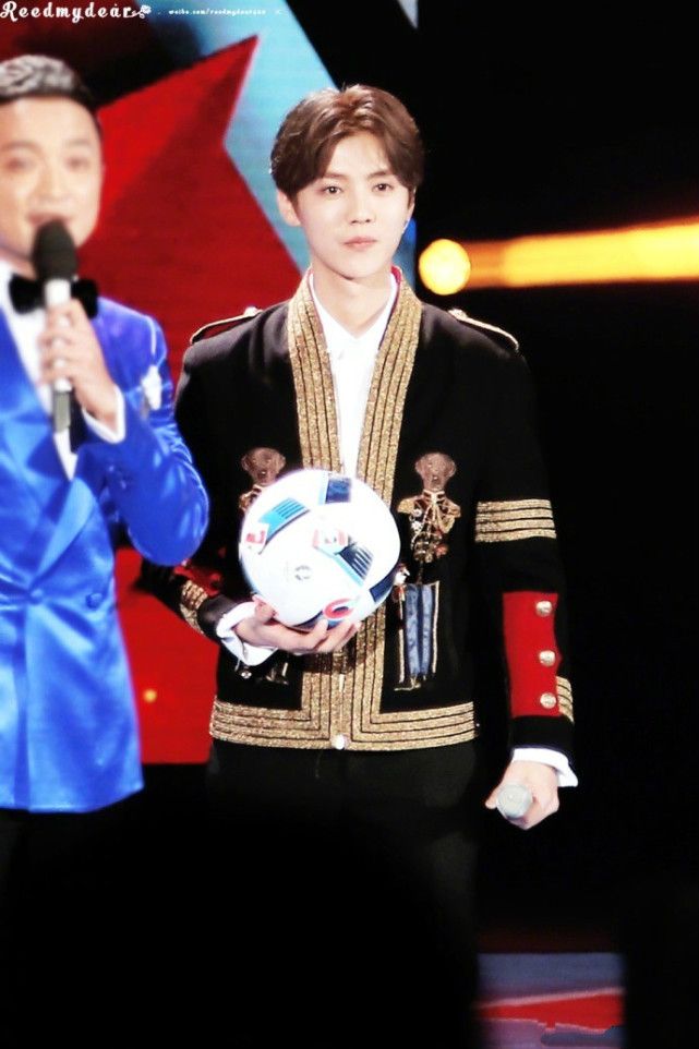 鹿晗“激扬青*梦春**”五四优秀青年,玩会身穿王子装帅气献唱