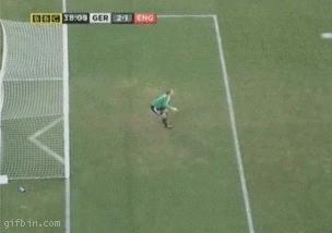 足球十大搞笑进球动图,中国足球过人晃人摔倒gif