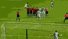 他是不输小贝的任意球大师，可打中蛋糕射中移动车窗！