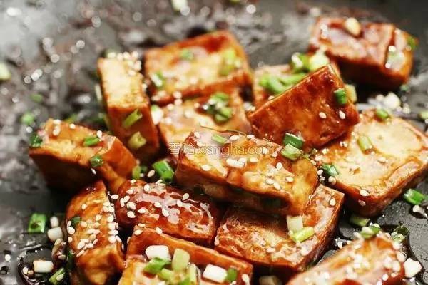 豆腐的这种做法太下饭了，咬一口会爆汁，孩子把盘子都舔干净