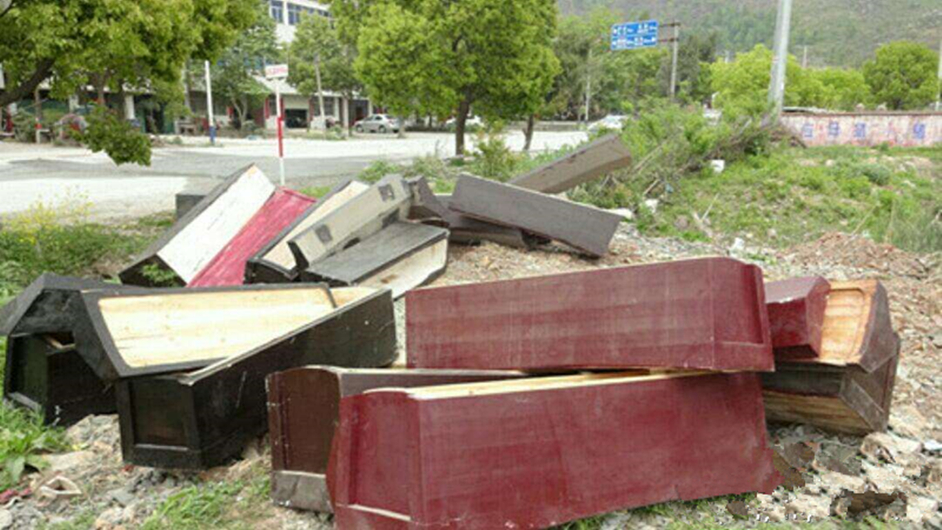 一对老夫妻捡了一口棺材板，带回家后，夫妻两人相继毙命无一幸免