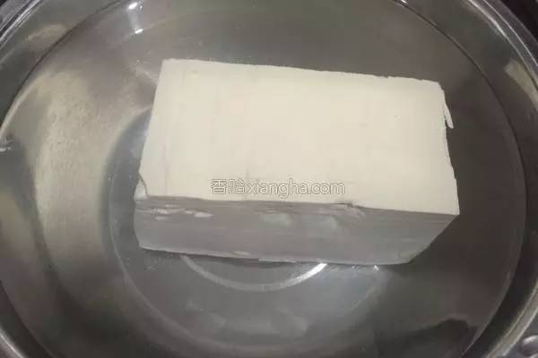 豆腐的这种做法太下饭了，咬一口会爆汁，孩子把盘子都舔干净
