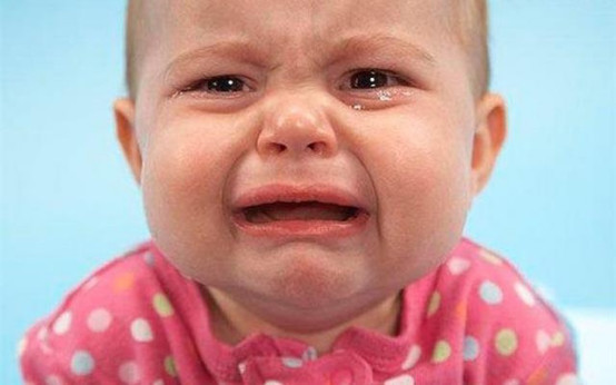 宝宝总是流泪有眼屎是怎么回事,宝宝眼睛老是流眼泪这是怎么回事