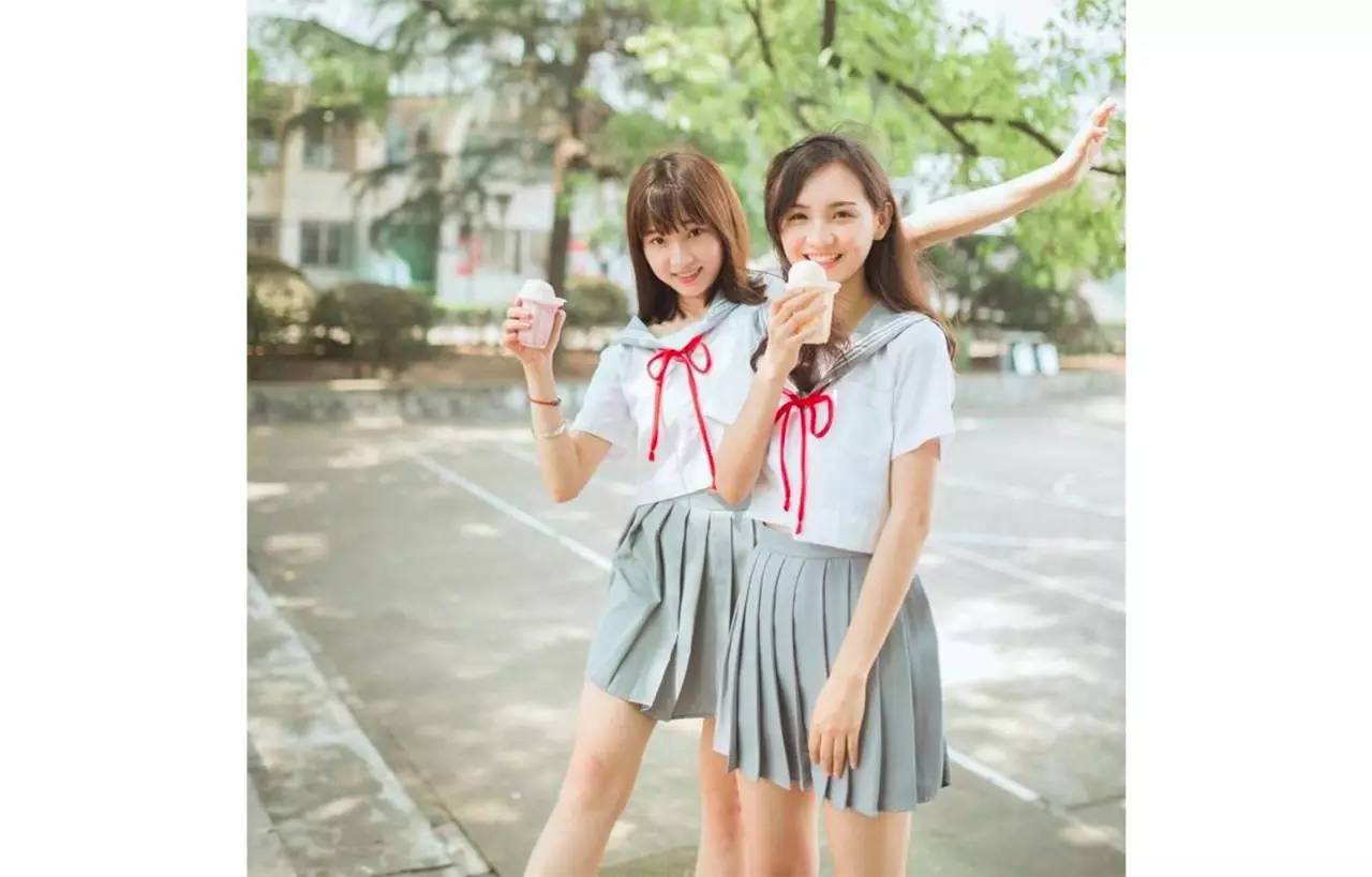 她们为别人穿的衣服,最后都一件一件脱了下来