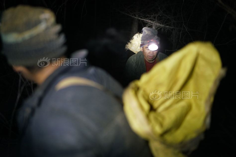 “疯狂的玛瑙”农民工熬夜寻宝，“淘石客”日赚千元的心酸~