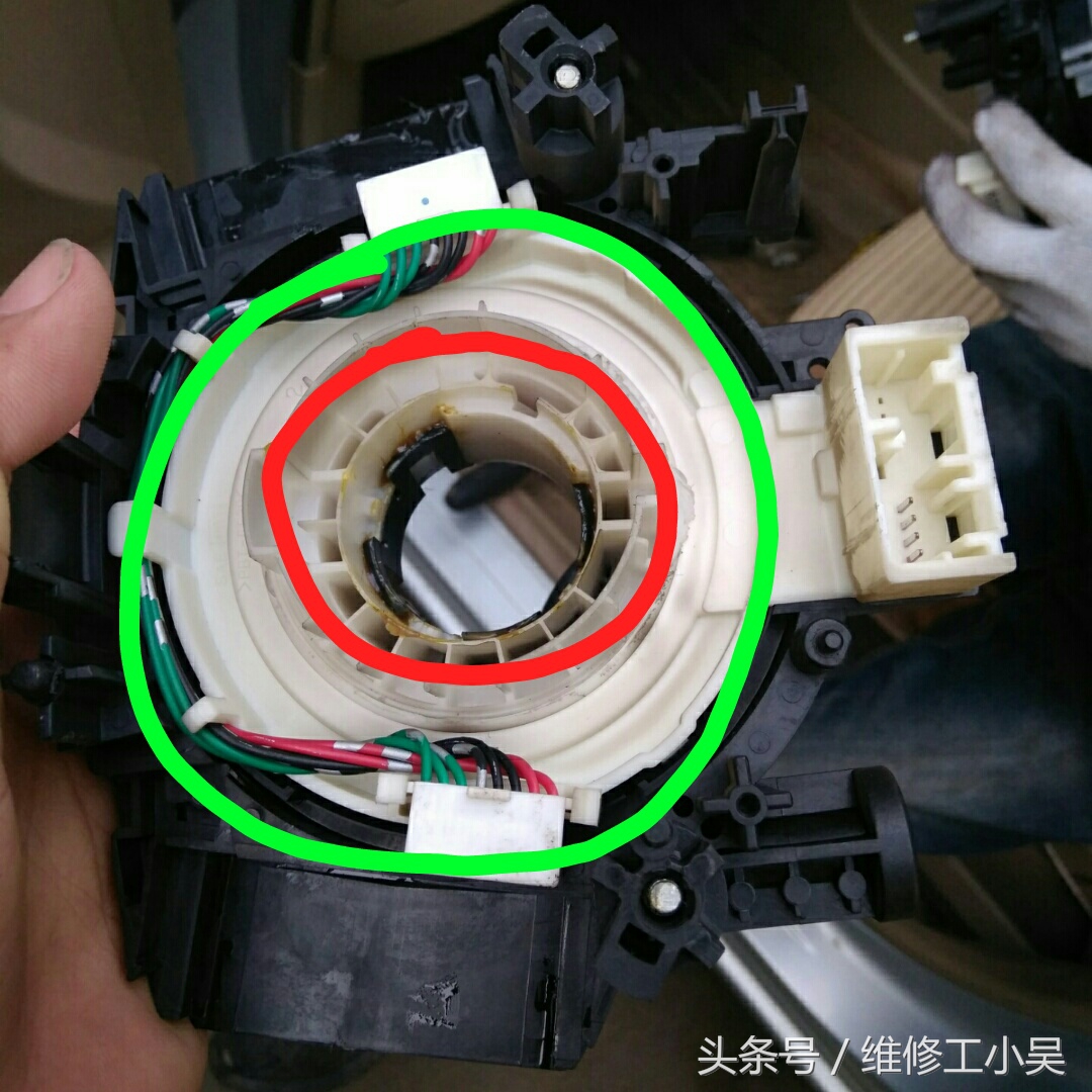 安全气囊故障灯亮喇叭响,安全气囊故障灯一闪一闪的怎么办