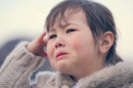 小孩不小心撞到人了怎么处理,小孩子撞到头会发烧吗