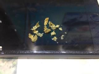 怎样才能挖到这么大块耳屎?恶心!但看着好爽啊!